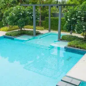 hermosa-piscina-de-lujo-con-palmeras Servicio de Mantenimiento de Piscinas con Calidad Garantizada